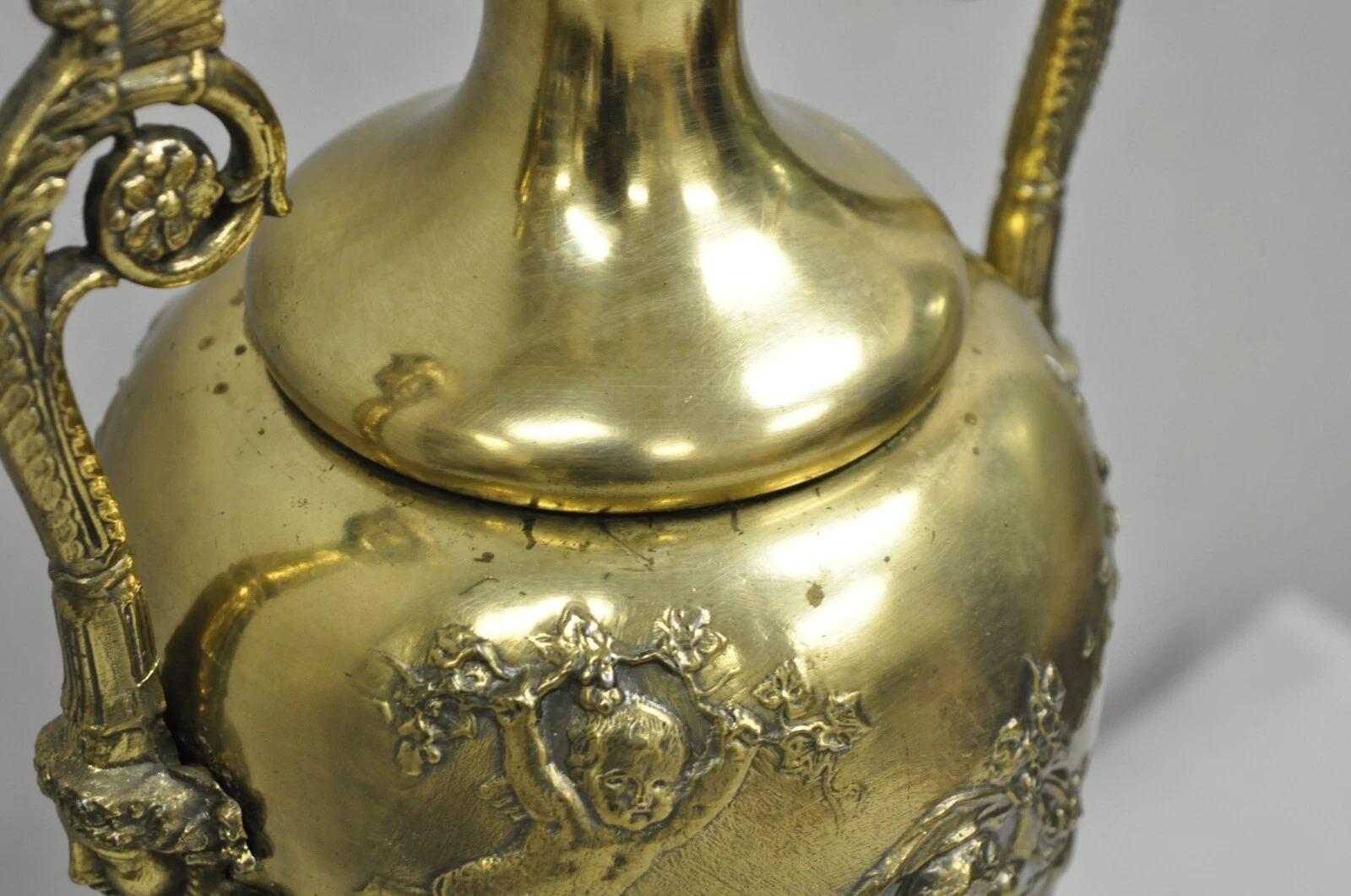 Lámpara de mesa vintage francesa Luis XV renacentista de latón con querubines bailarines en venta 3
