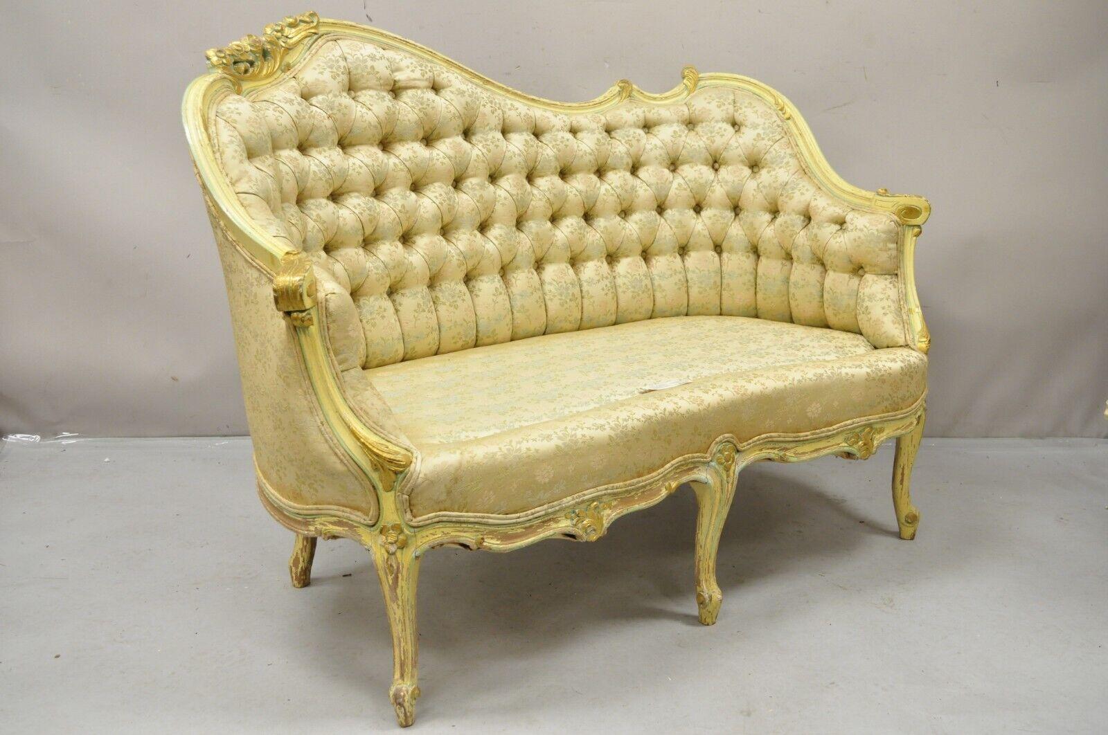 Vintage French Louis XV Rococo Style Yellow & Green Settee Loveseat Sofa. L'article présente un cadre en bois massif, des détails joliment sculptés, une finition vieillie, un bel article vintage. Circa  Milieu du 20e siècle. Dimensions : 35,5