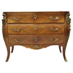 Commode bombée française vintage de style Louis XV commode comprenant des tiroirs et des chérubins