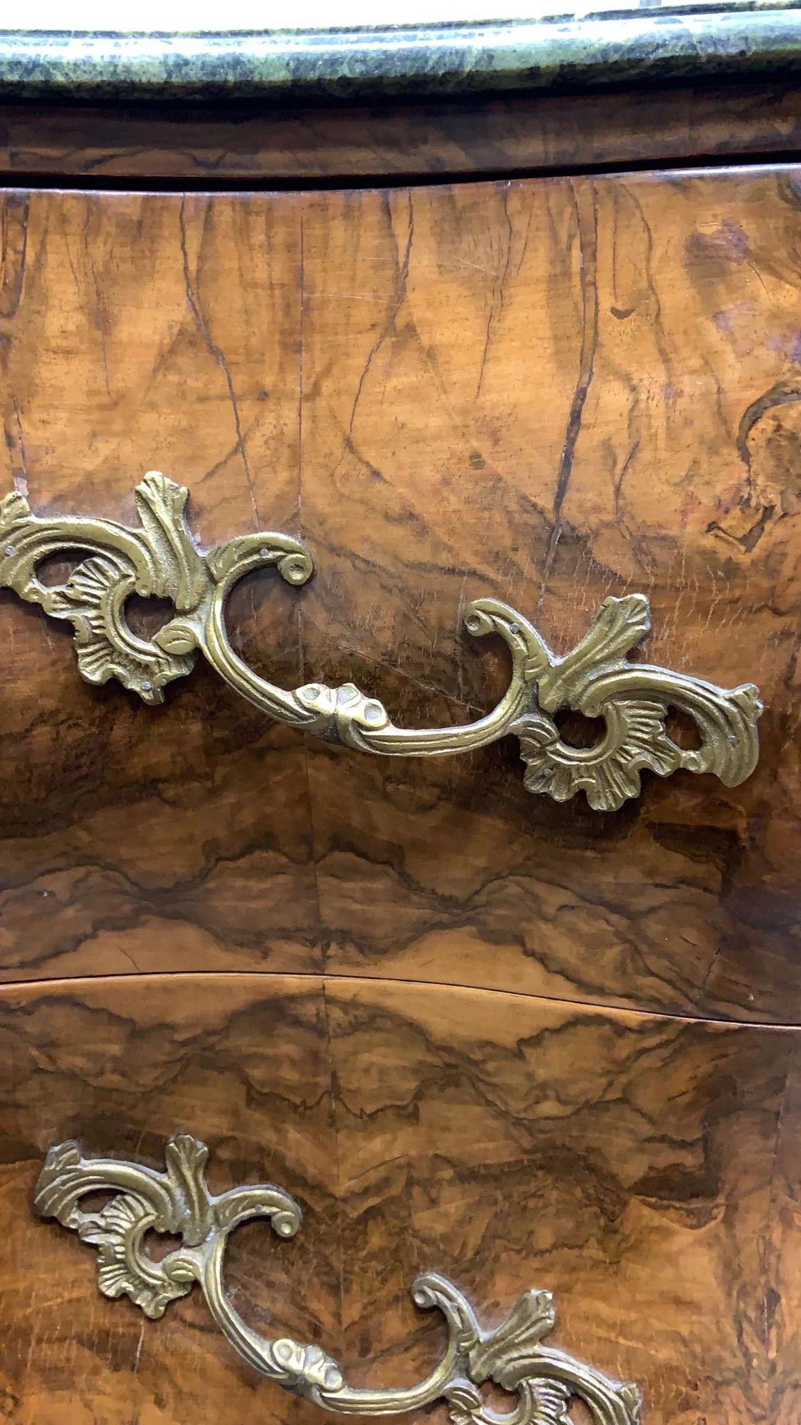 Bronze doré Commode à Bombe de style Louis XV avec dessus en marbre vert en vente
