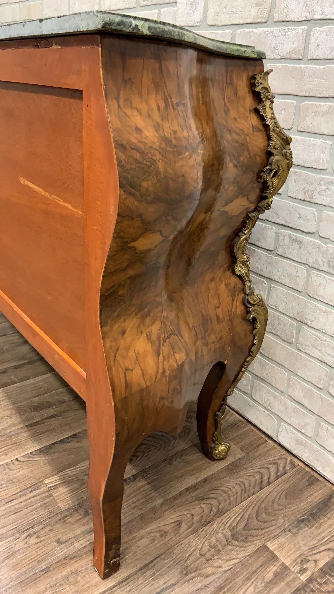 Cassettone francese d'epoca in stile Luigi XV con piano in marmo verde in vendita 3