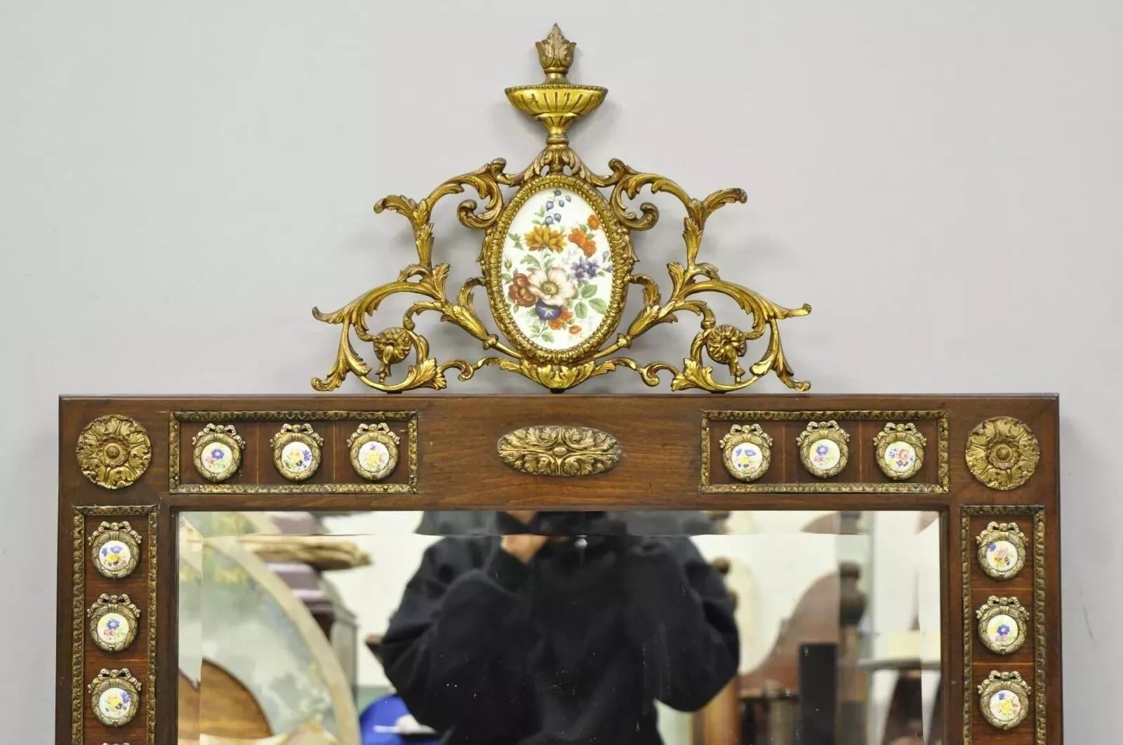 Specchio da parete francese d'epoca in stile Luigi XV con placca in ottone e porcellana. L'articolo presenta placche in porcellana sulla cornice, bronzo/ottone ormolu, cornice in legno massiccio, bellissime venature del legno, timbro originale,