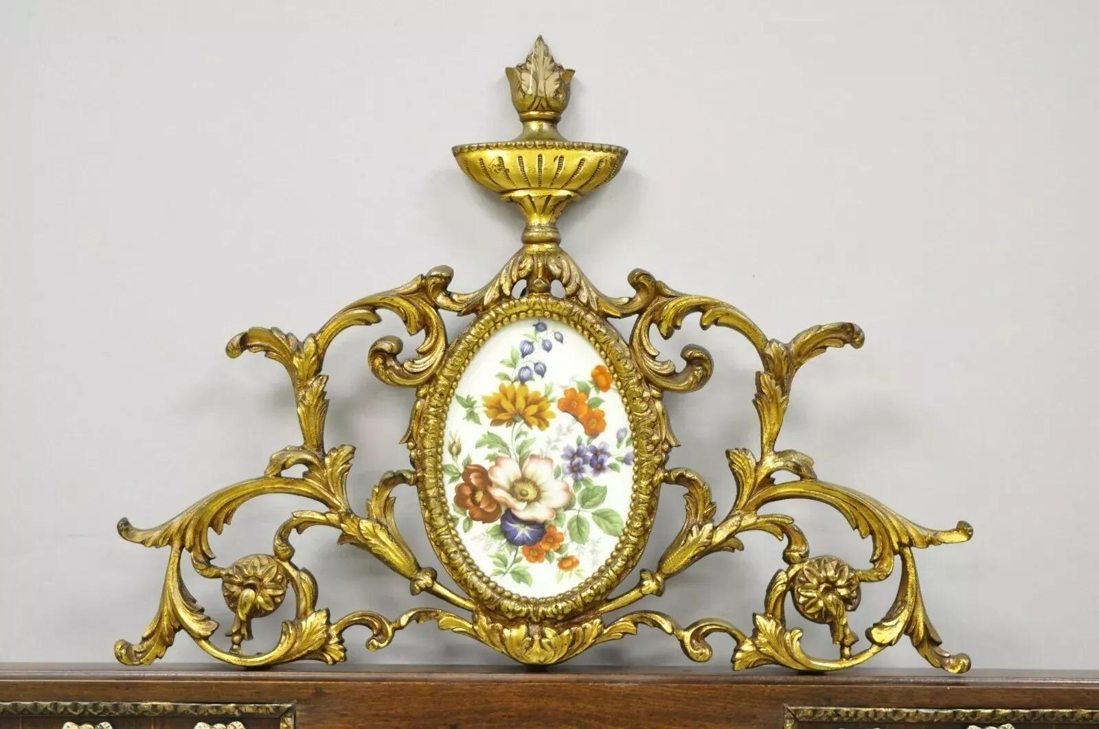 Sconosciuto Specchio da parete con placca in ottone e porcellana in stile Luigi XV vintage in vendita