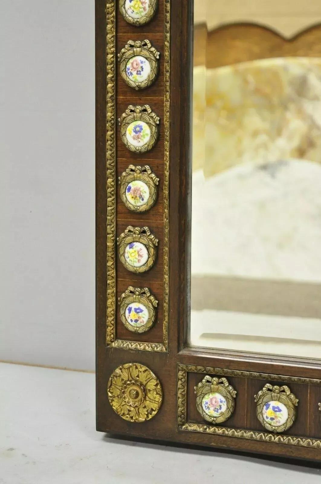 XX secolo Specchio da parete con placca in ottone e porcellana in stile Luigi XV vintage in vendita