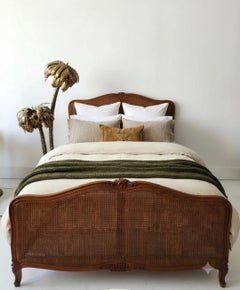 Letto vintage in stile Luigi XV con struttura in legno di noce e intreccio, 1940