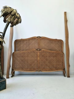 Estructura de cama vintage francesa de estilo Luis XV con mimbre, madera de nogal, 1940