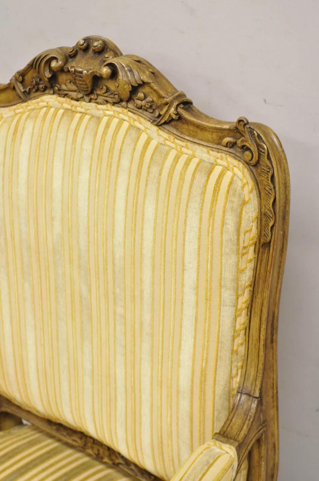 Vintage francese in stile Luigi XV in legno di noce intagliato Fauteuil Parlor Lounge Arm Chair in vendita 6