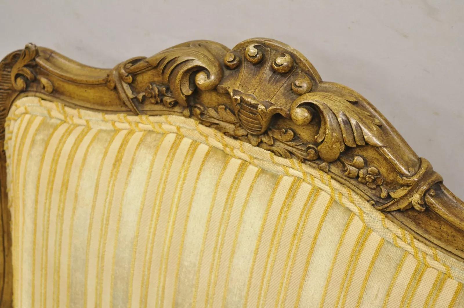 Vintage francese in stile Luigi XV in legno di noce intagliato Fauteuil Parlor Lounge Arm Chair In condizioni buone in vendita a Philadelphia, PA