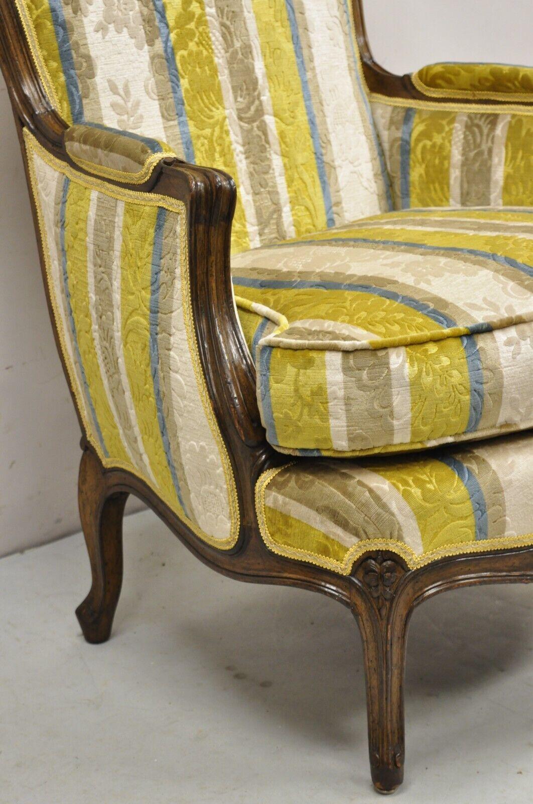 20ième siècle Vintage French Louis XV Style Upholstering Walnut Upholstered Bergere Lounge Arm Chair en vente