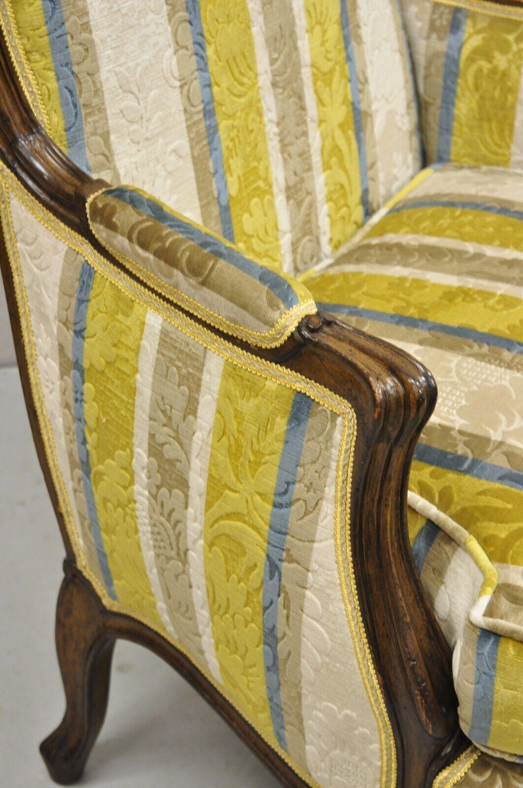 Vintage French Louis XV Style Upholstering Walnut Upholstered Bergere Lounge Arm Chair en vente 2