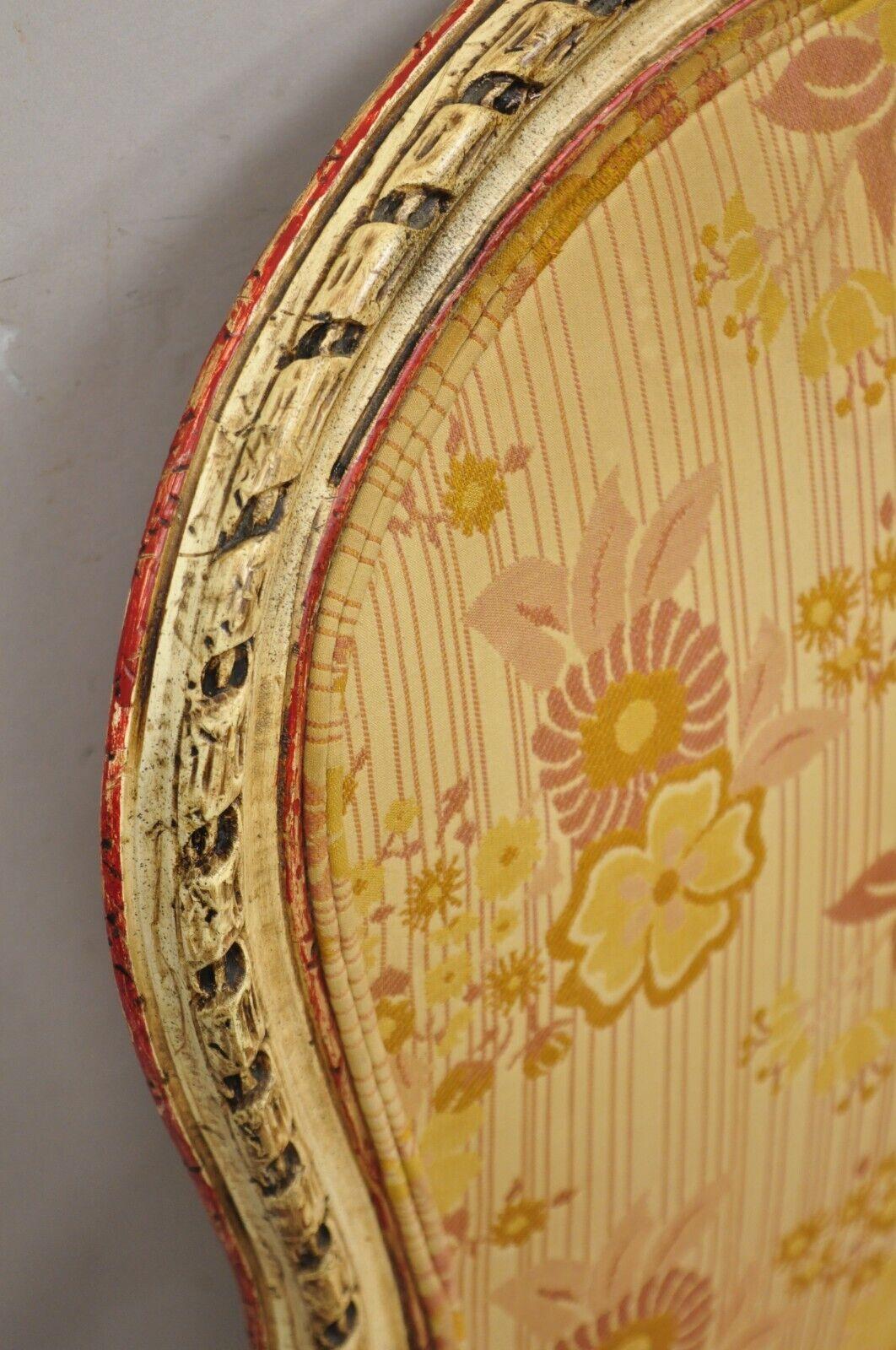 Französischer niedriger Boudoir-Fauteuil-Stuhl im Louis-XV-Stil, cremefarben und rot lackiert, Louis XV.-Stil im Angebot 1