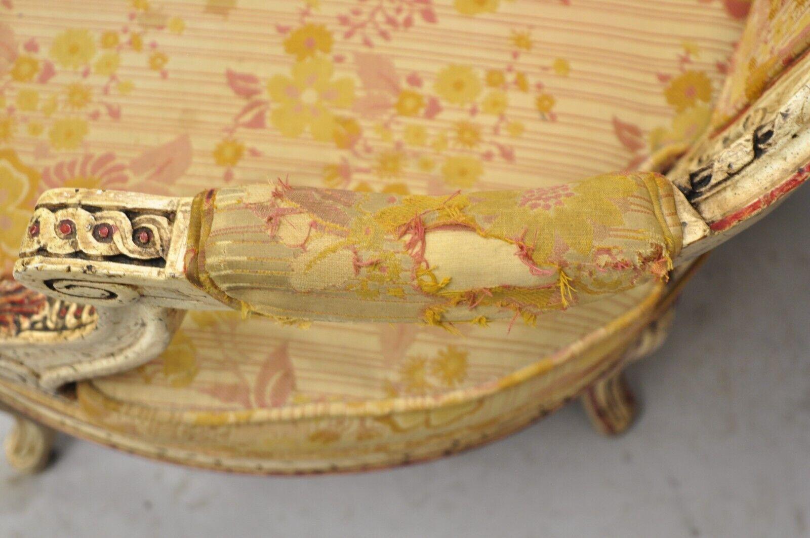 Fauteuil de boudoir bas de style Louis XV français peint en crème et rouge en vente 3