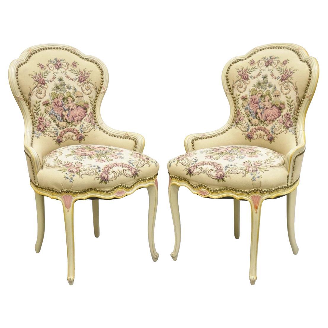 Sedia pantofolaio d
epoca francese in stile Luigi XV dipinta di crema e rosa - coppia in vendita