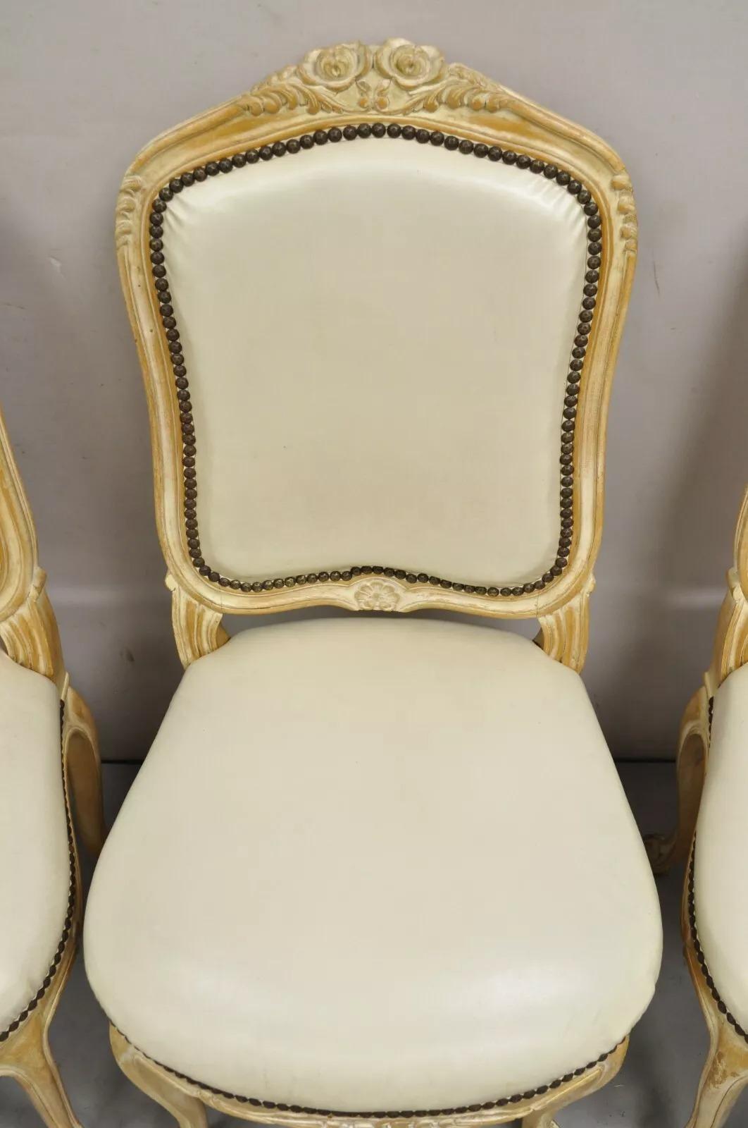 Sedia da pranzo francese d'epoca in stile Luigi XV, con trattamento di distress bianco - Set di 4 sedie in vendita 4