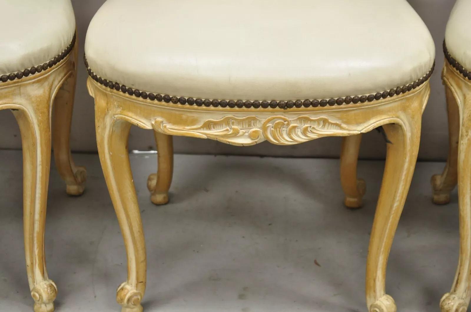Sedia da pranzo francese d'epoca in stile Luigi XV, con trattamento di distress bianco - Set di 4 sedie in vendita 5