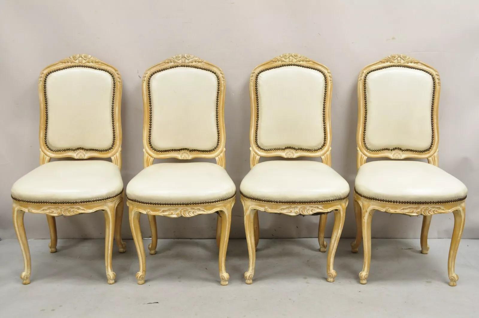 Sedia da pranzo francese d'epoca in stile Luigi XV, con trattamento di distress bianco - Set di 4 sedie in vendita 6