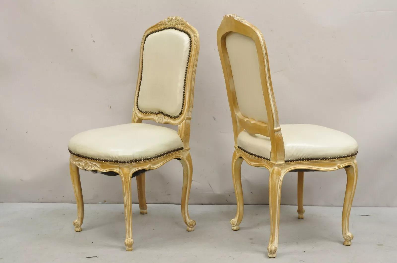 Sconosciuto Sedia da pranzo francese d'epoca in stile Luigi XV, con trattamento di distress bianco - Set di 4 sedie in vendita