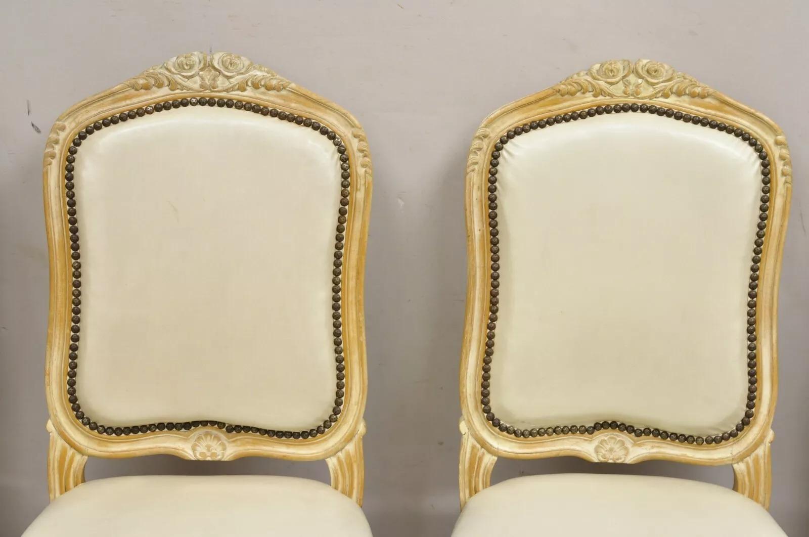 Sedia da pranzo francese d'epoca in stile Luigi XV, con trattamento di distress bianco - Set di 4 sedie In condizioni buone in vendita a Philadelphia, PA
