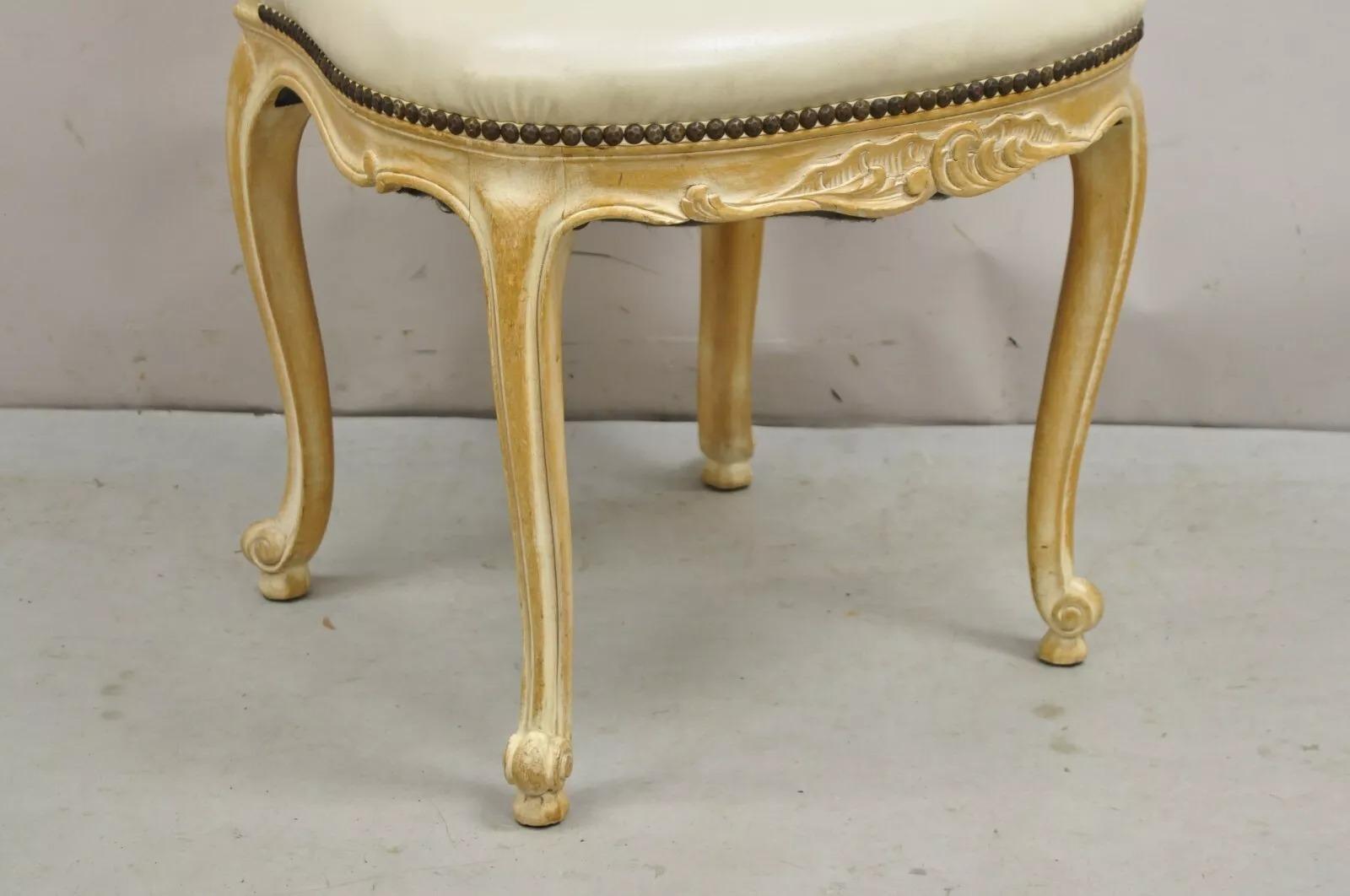 XX secolo Sedia da pranzo francese d'epoca in stile Luigi XV, con trattamento di distress bianco - Set di 4 sedie in vendita