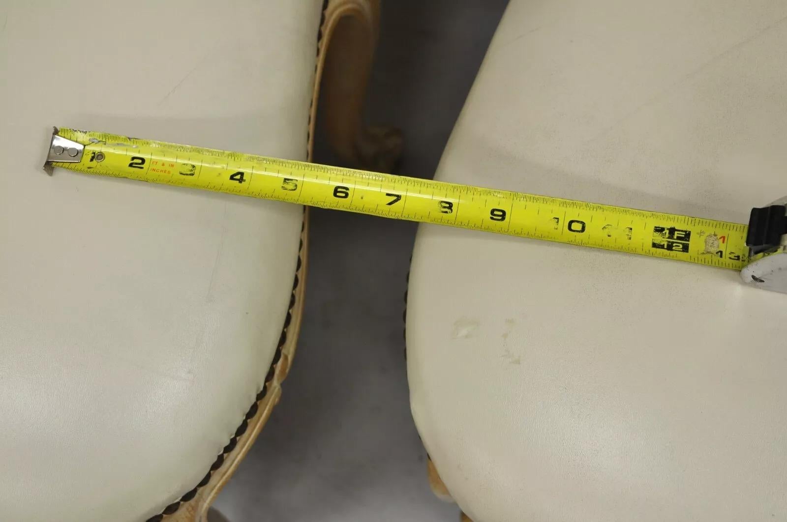 Mogano Sedia da pranzo francese d'epoca in stile Luigi XV, con trattamento di distress bianco - Set di 4 sedie in vendita