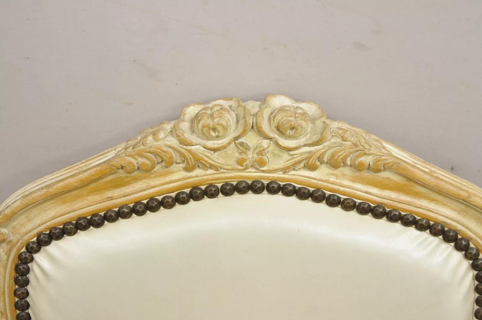 Sedia da pranzo francese d'epoca in stile Luigi XV, con trattamento di distress bianco - Set di 4 sedie in vendita 1