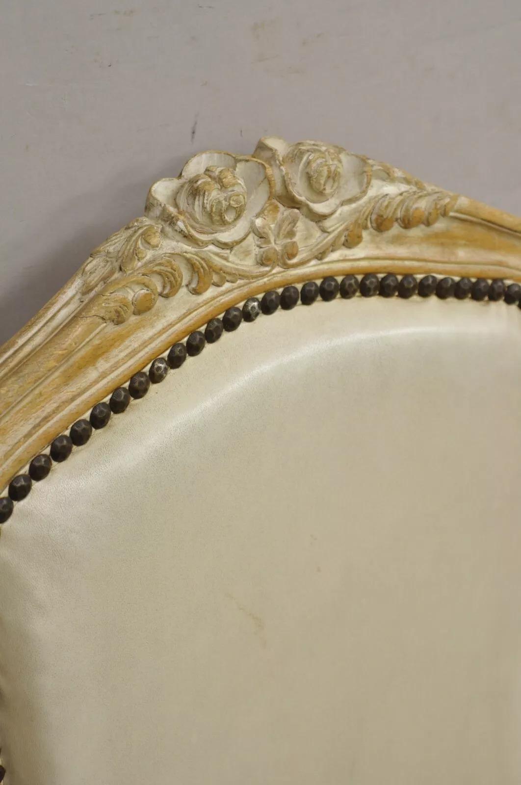 Sedia da pranzo francese d'epoca in stile Luigi XV, con trattamento di distress bianco - Set di 4 sedie in vendita 2