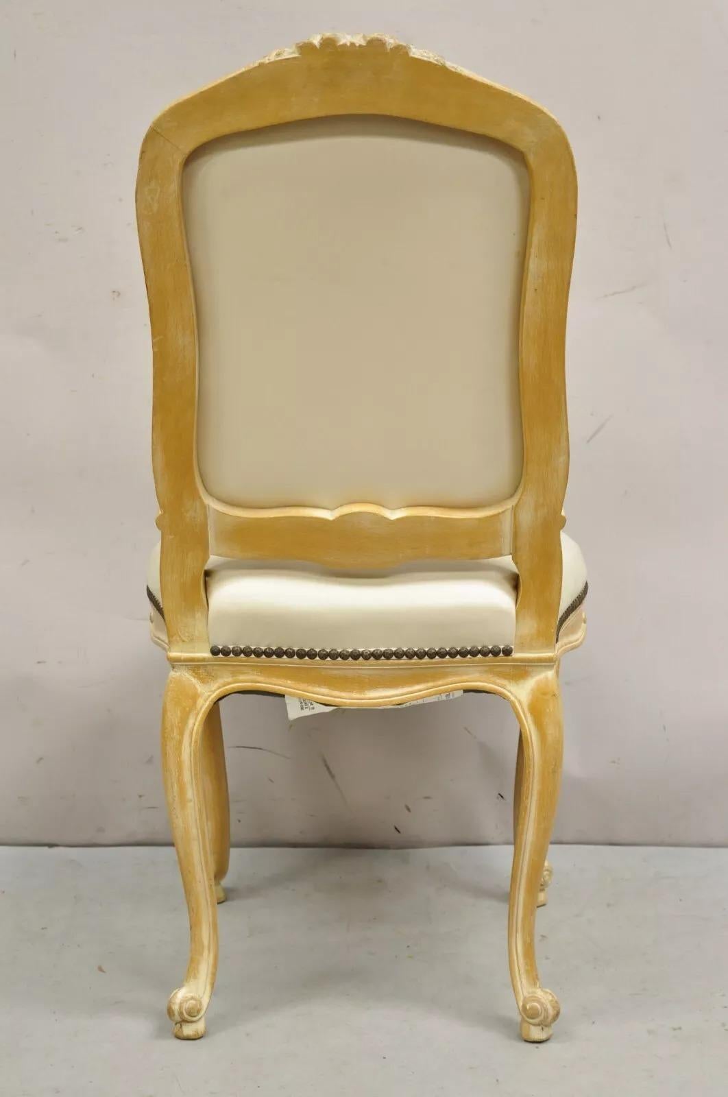 Sedia da pranzo francese d'epoca in stile Luigi XV, con trattamento di distress bianco - Set di 4 sedie in vendita 3