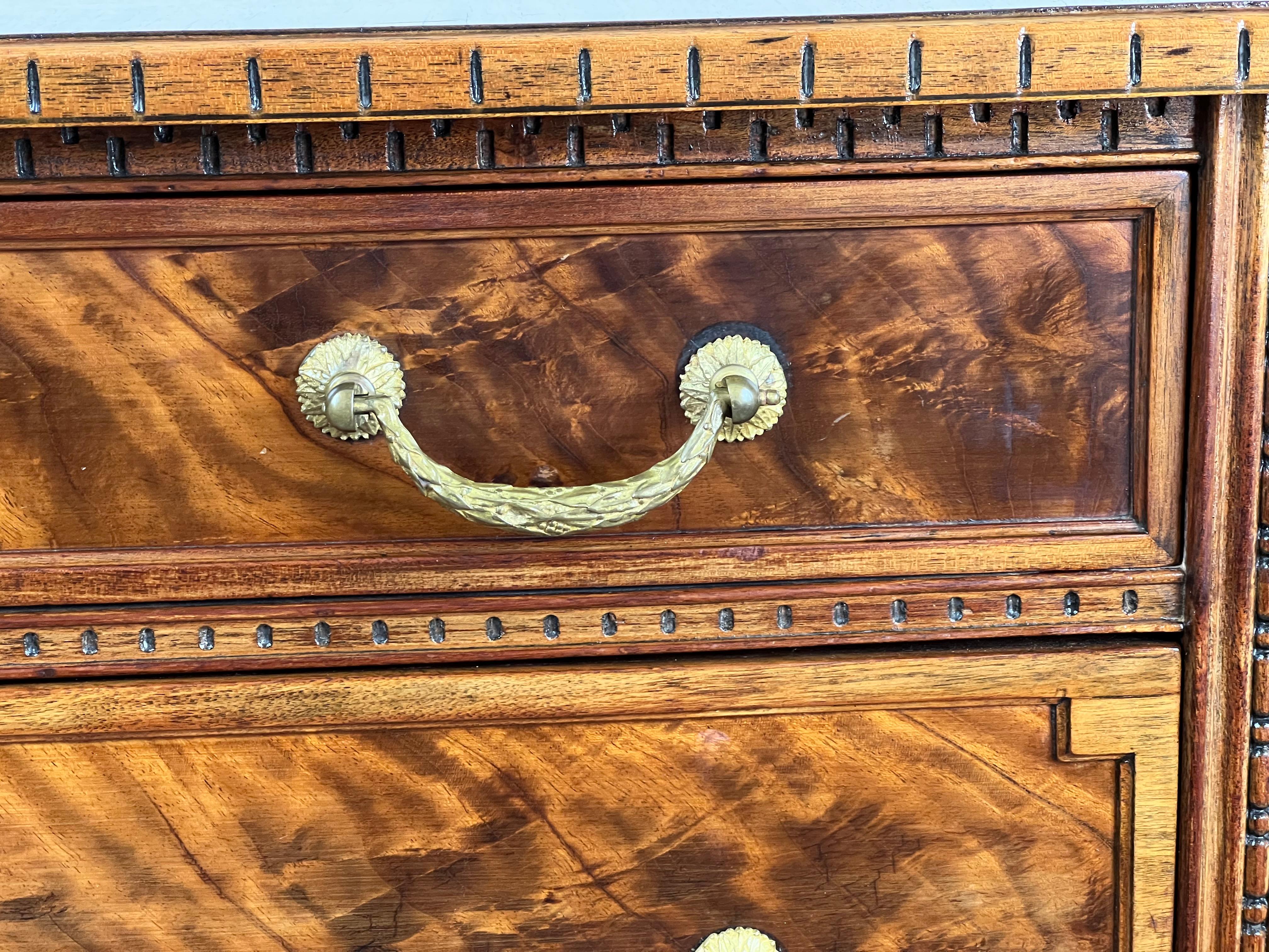 Credenza francese d'epoca in stile Luigi XV in mogano fiammato di Royal Furniture Co. in vendita 4