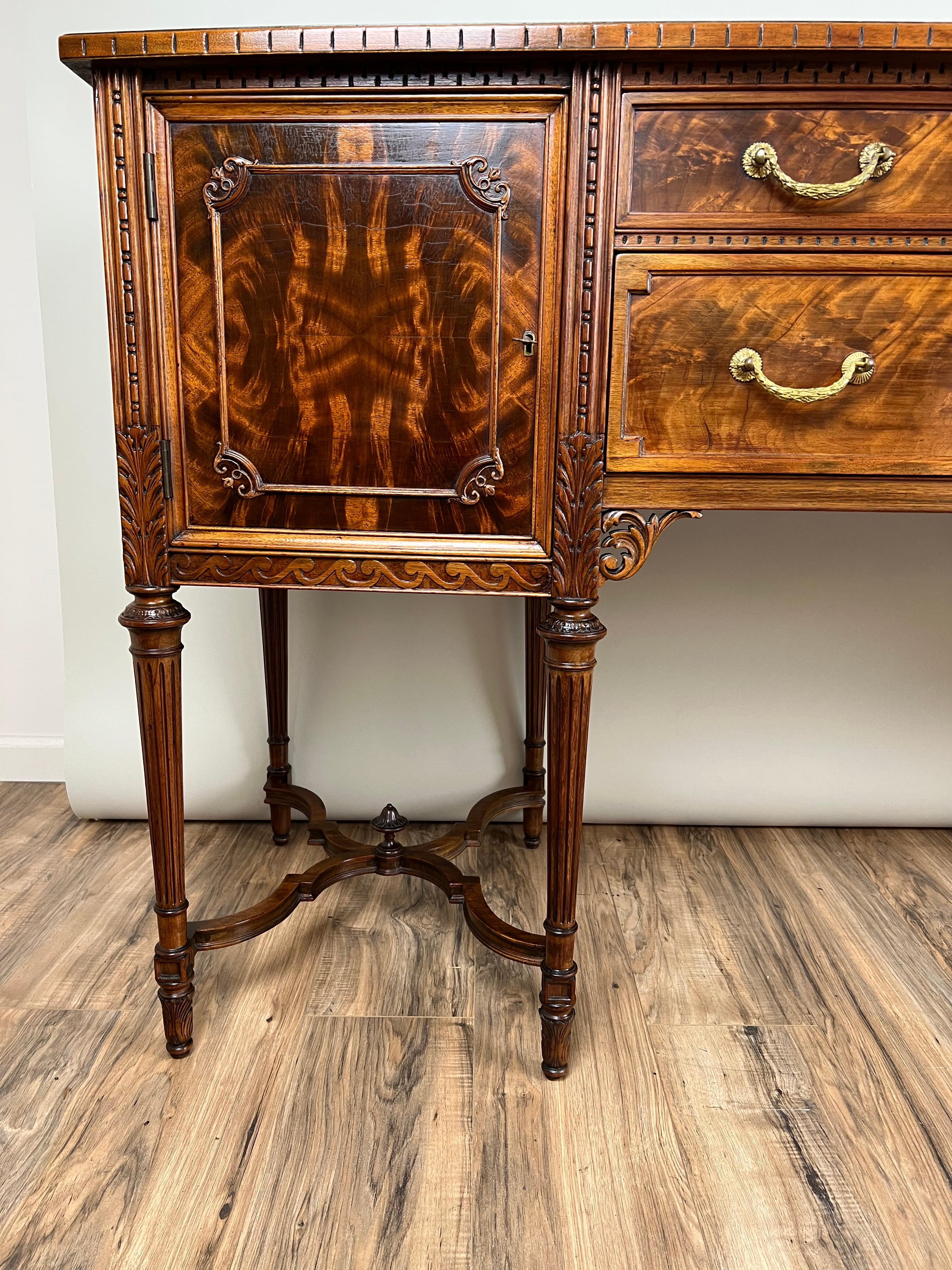 Credenza francese d'epoca in stile Luigi XV in mogano fiammato di Royal Furniture Co. in vendita 6