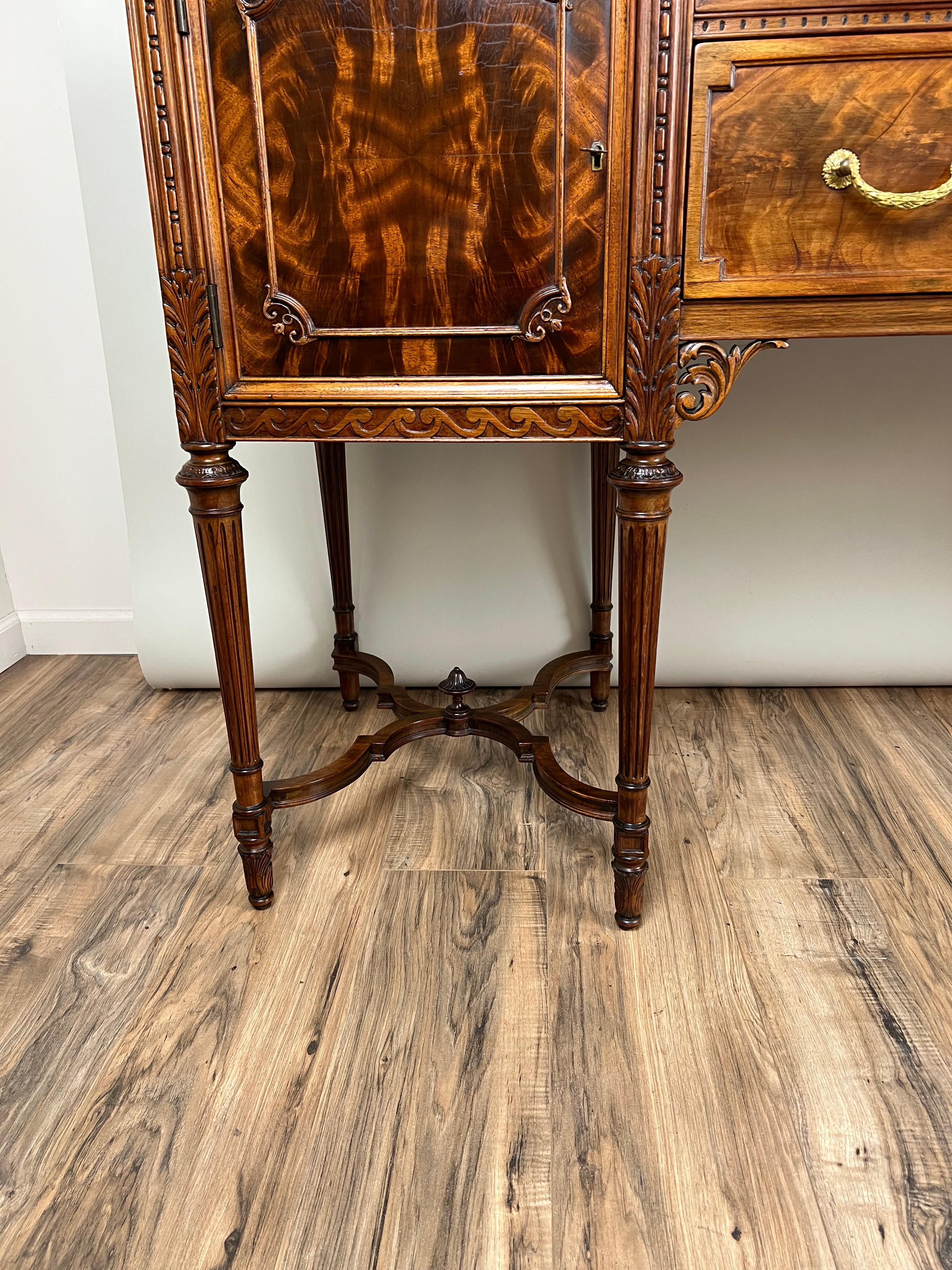 Credenza francese d'epoca in stile Luigi XV in mogano fiammato di Royal Furniture Co. in vendita 7