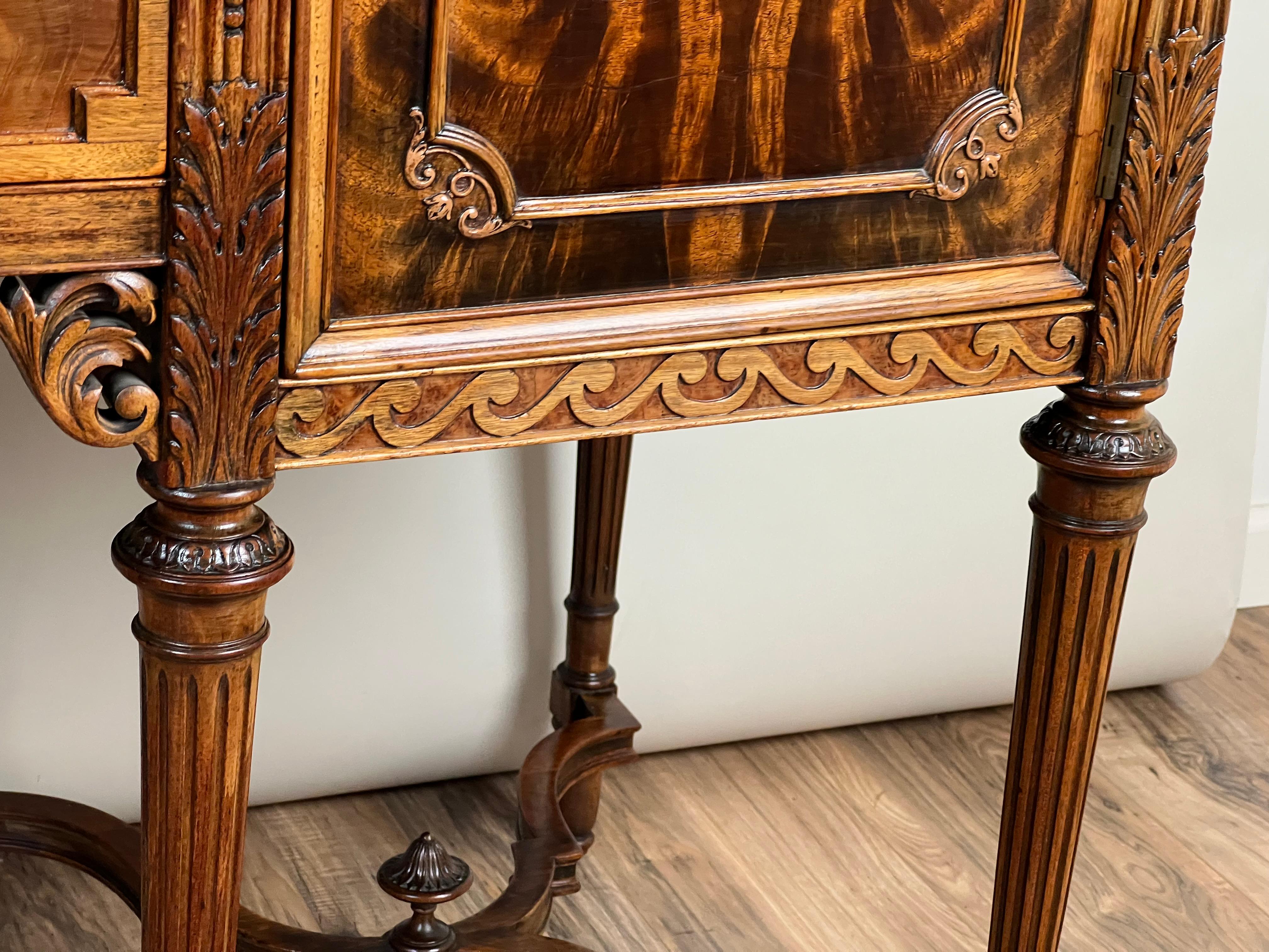 Credenza francese d'epoca in stile Luigi XV in mogano fiammato di Royal Furniture Co. in vendita 8