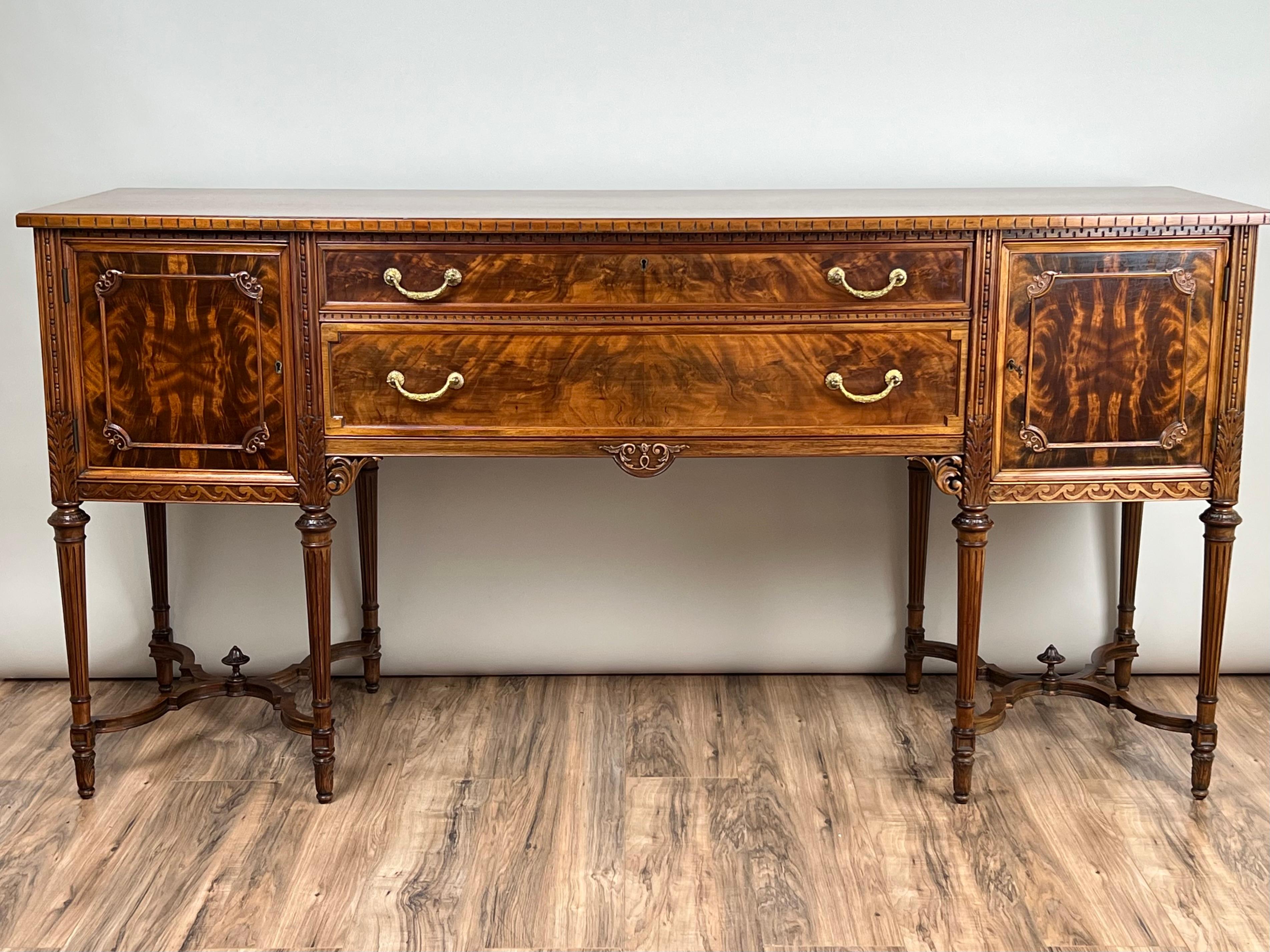 Questa splendida credenza vintage francese in stile Luigi XV di Royal Furniture Co. vanta un design e una maestria eccezionali. Realizzato in mogano a fiamma riccamente scolpito, il pezzo presenta linee eleganti, intricati dettagli intagliati e una