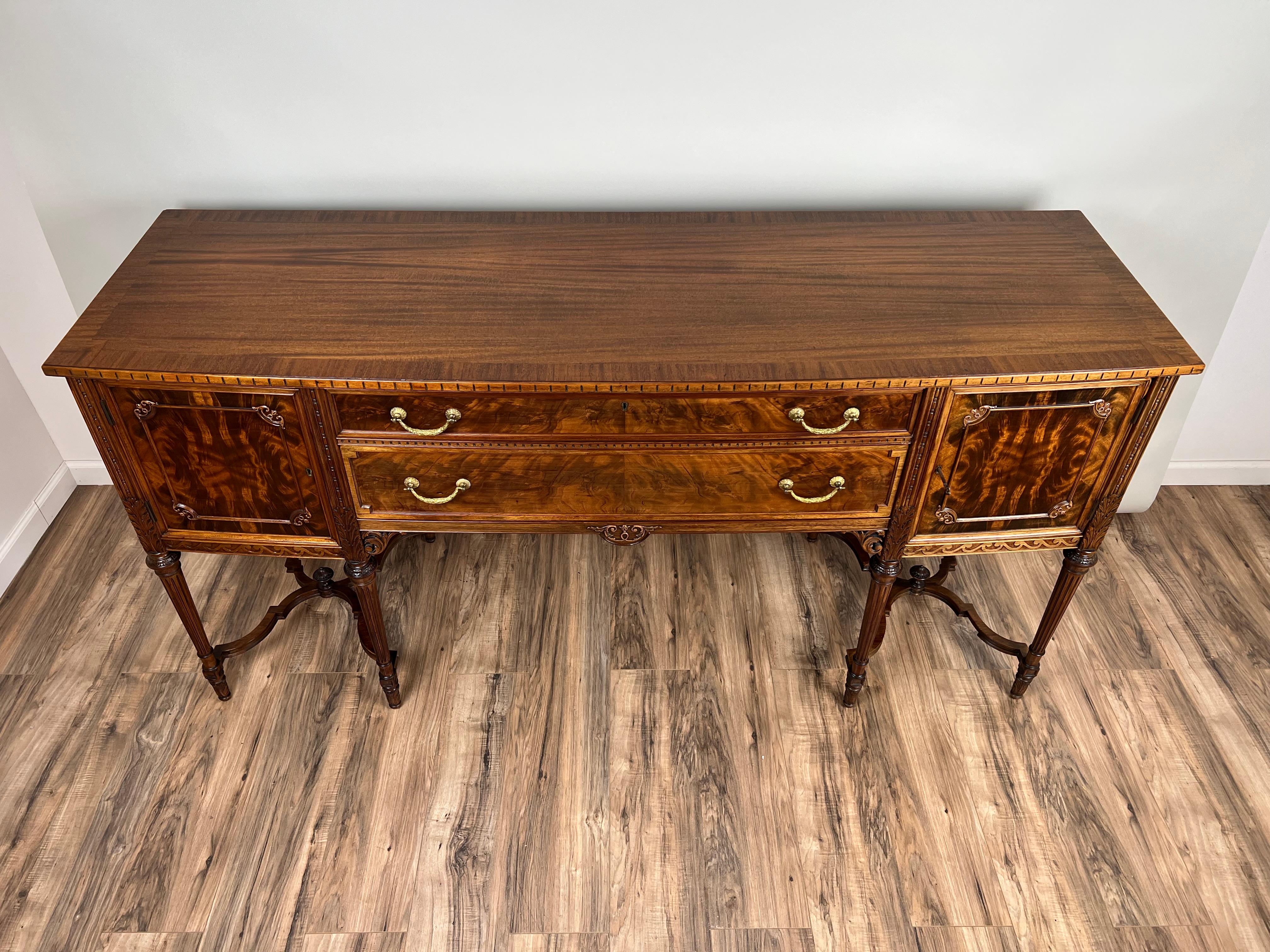 Americano Credenza francese d'epoca in stile Luigi XV in mogano fiammato di Royal Furniture Co. in vendita