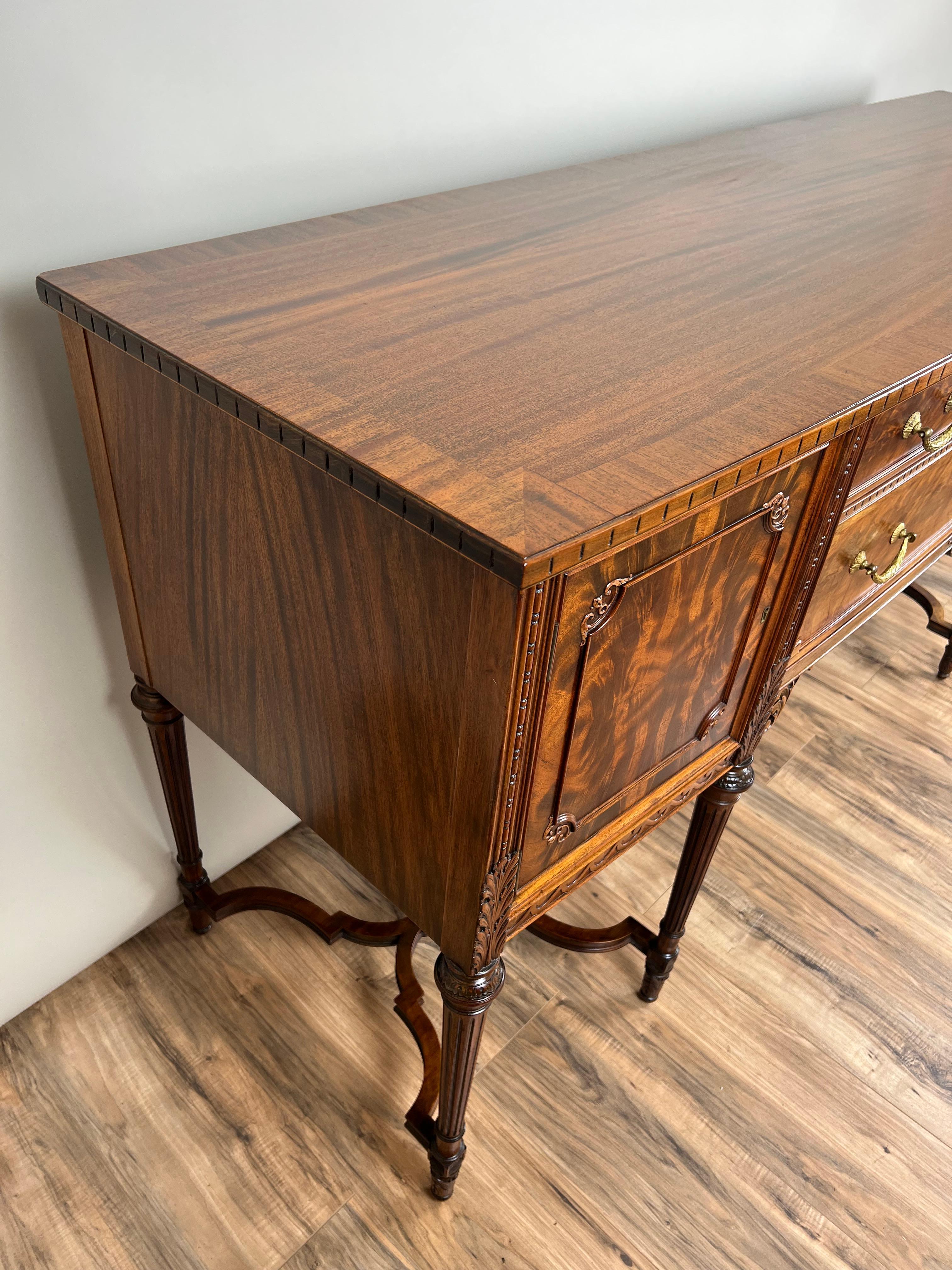 Credenza francese d'epoca in stile Luigi XV in mogano fiammato di Royal Furniture Co. In condizioni buone in vendita a Westfield, MA
