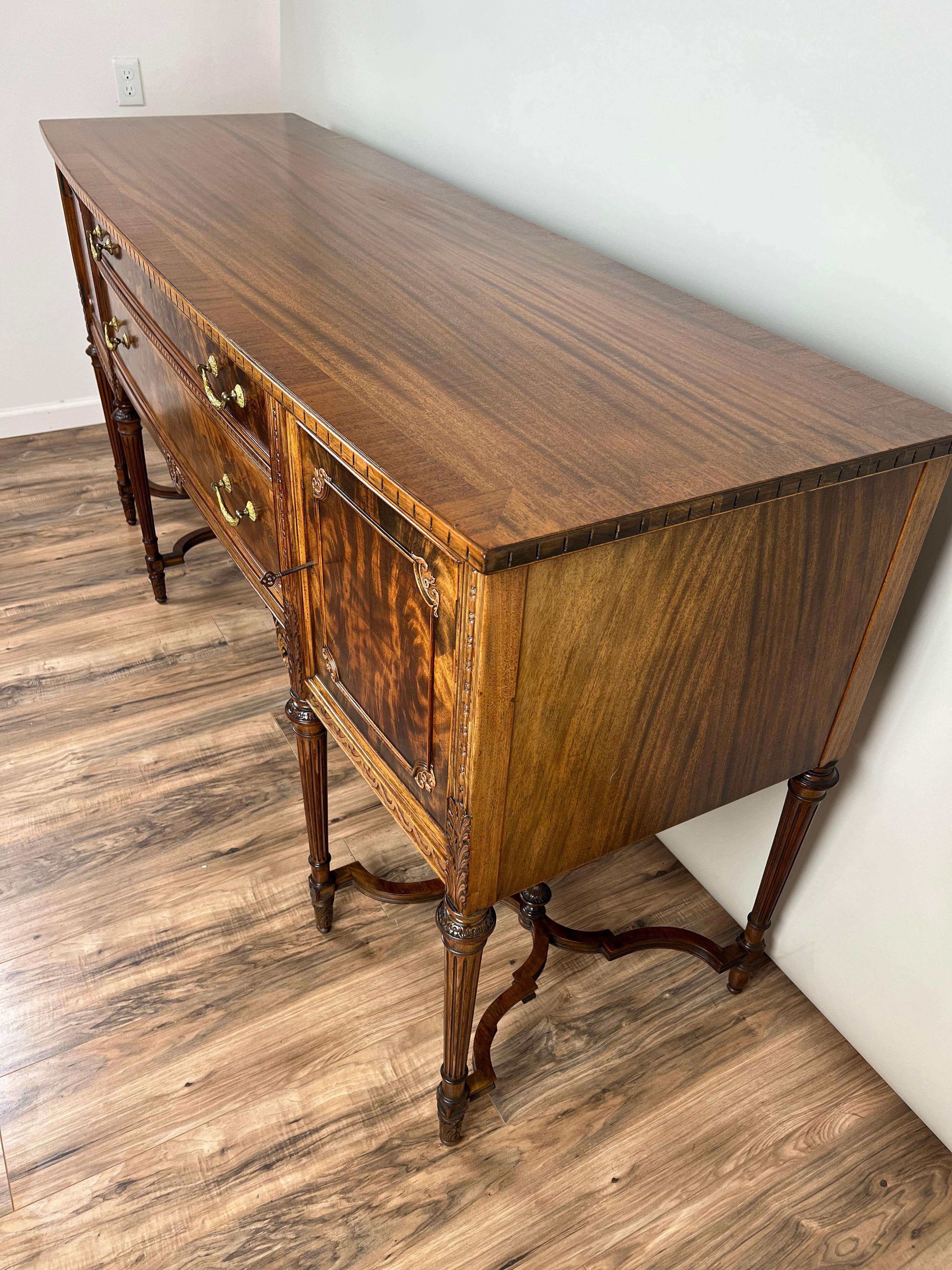 XX secolo Credenza francese d'epoca in stile Luigi XV in mogano fiammato di Royal Furniture Co. in vendita