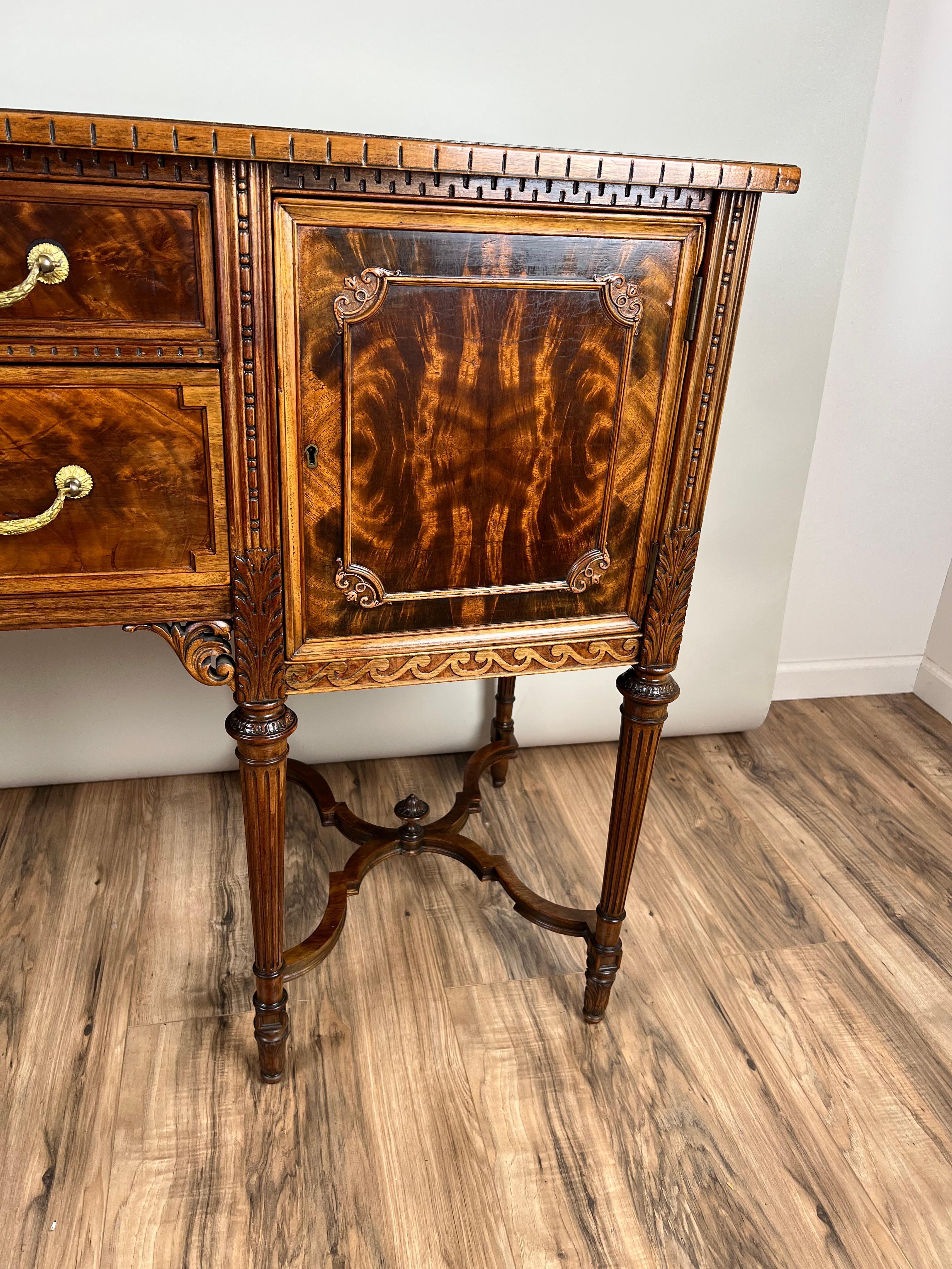 Mogano Credenza francese d'epoca in stile Luigi XV in mogano fiammato di Royal Furniture Co. in vendita