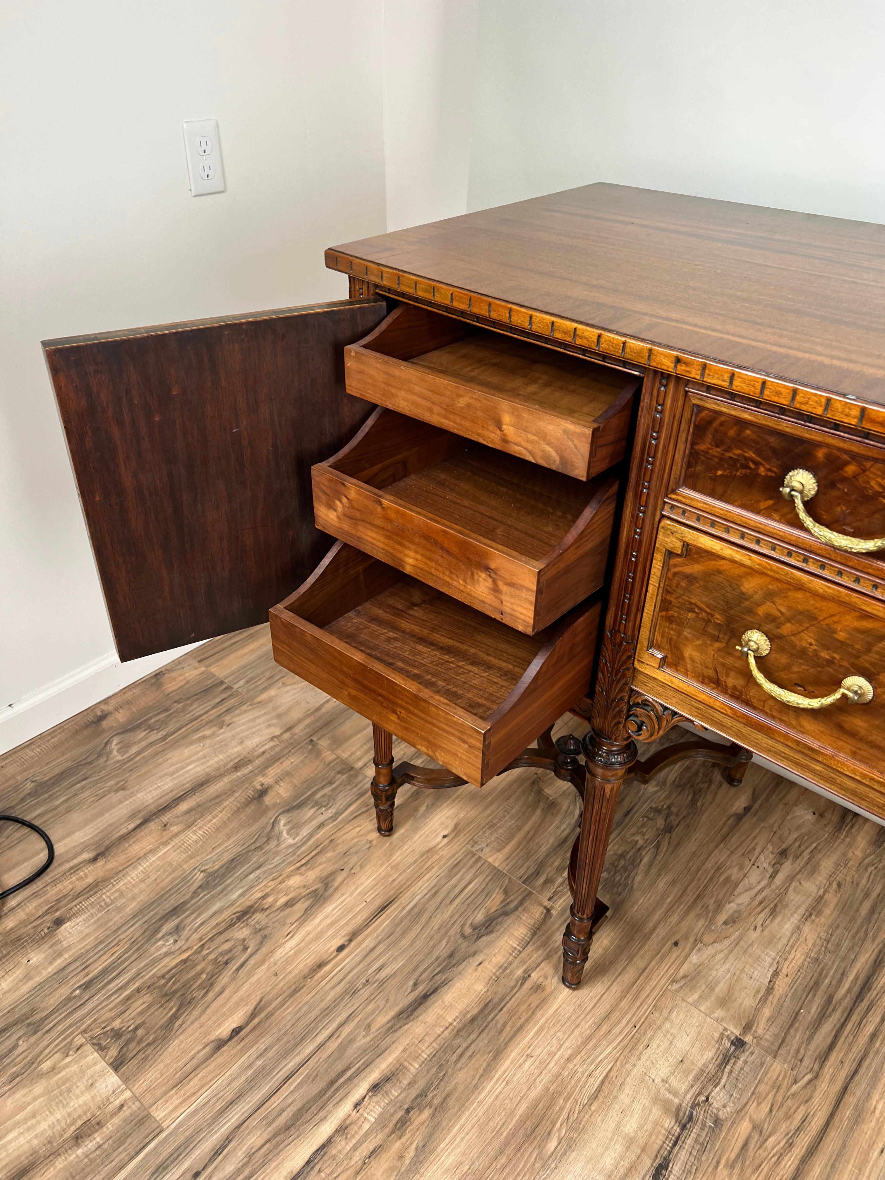 Credenza francese d'epoca in stile Luigi XV in mogano fiammato di Royal Furniture Co. in vendita 1