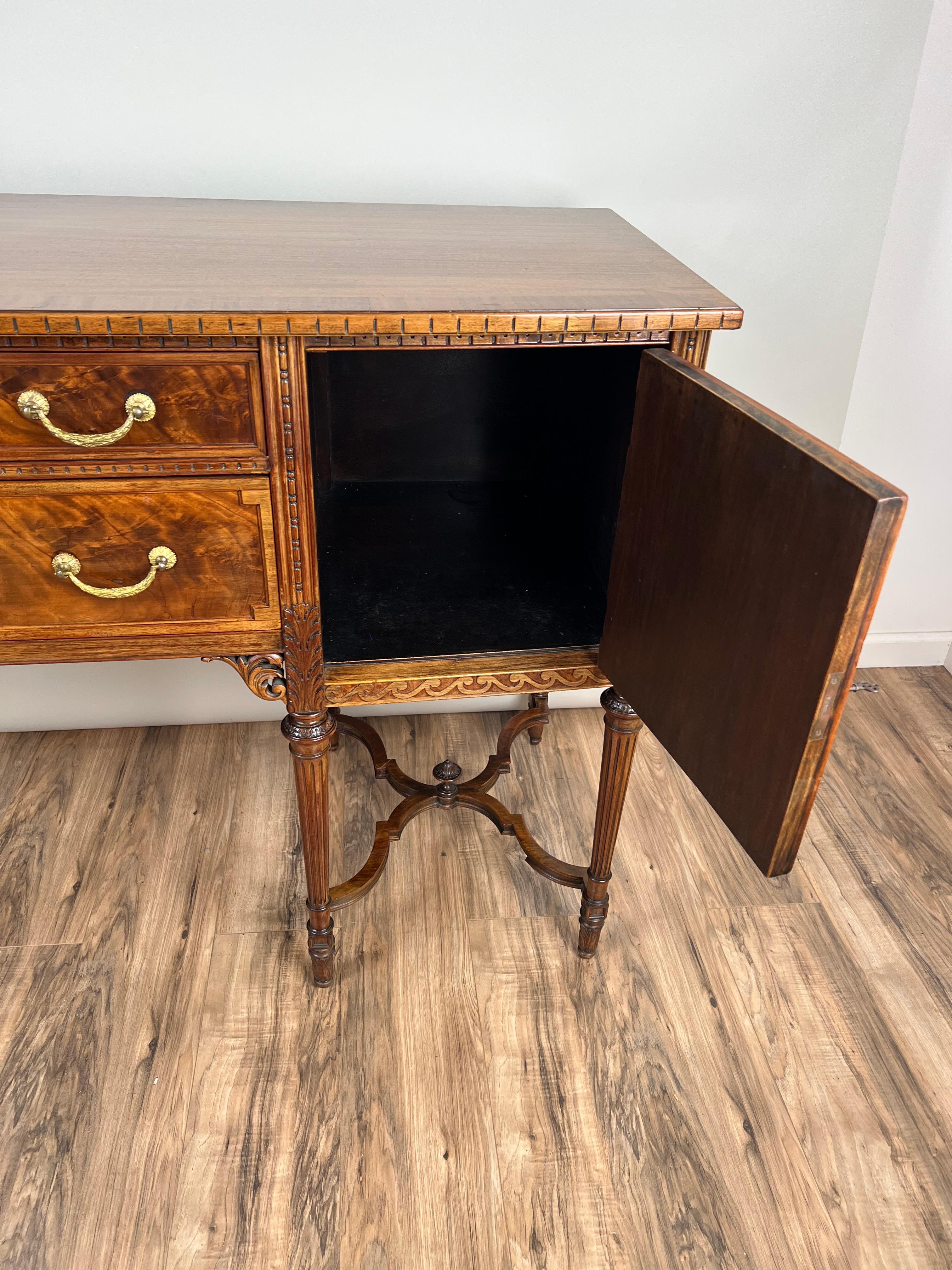 Credenza francese d'epoca in stile Luigi XV in mogano fiammato di Royal Furniture Co. in vendita 2