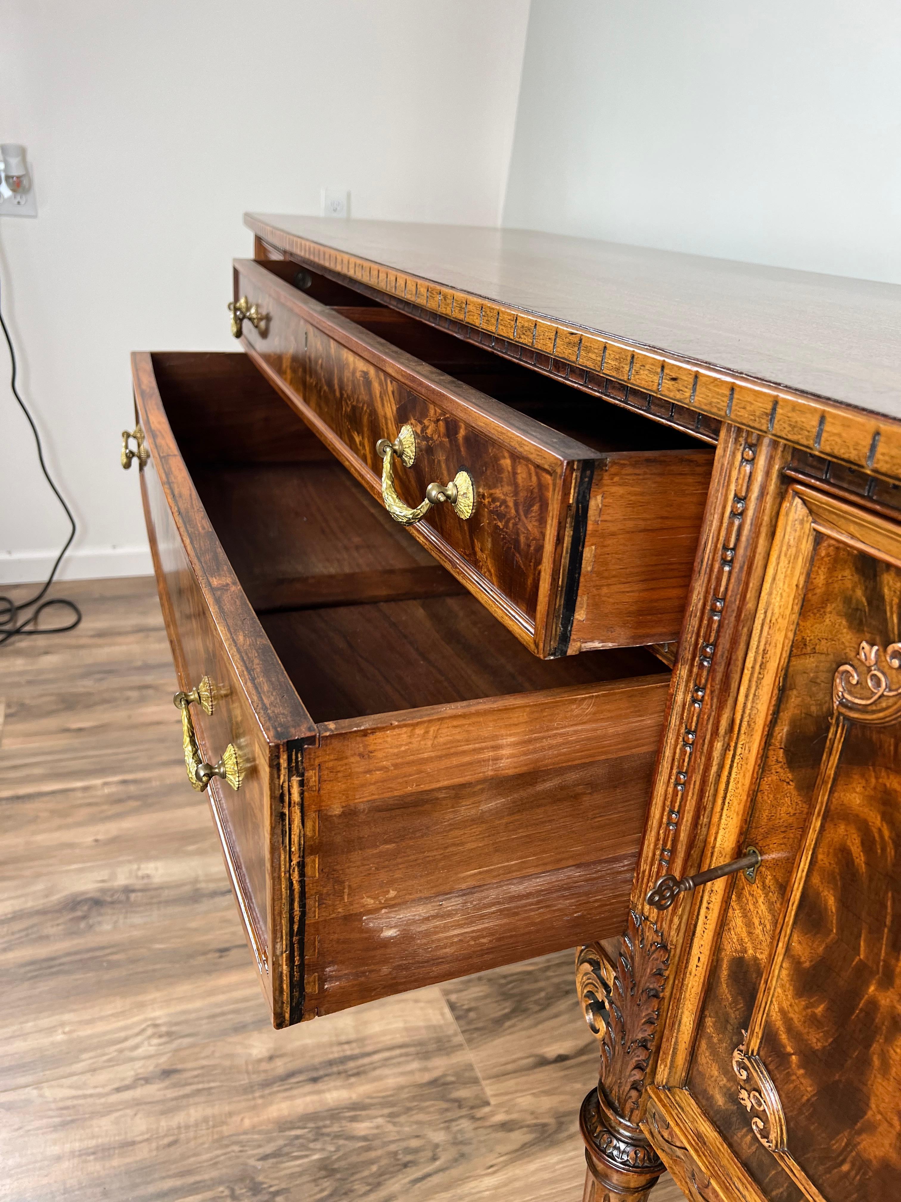 Credenza francese d'epoca in stile Luigi XV in mogano fiammato di Royal Furniture Co. in vendita 3
