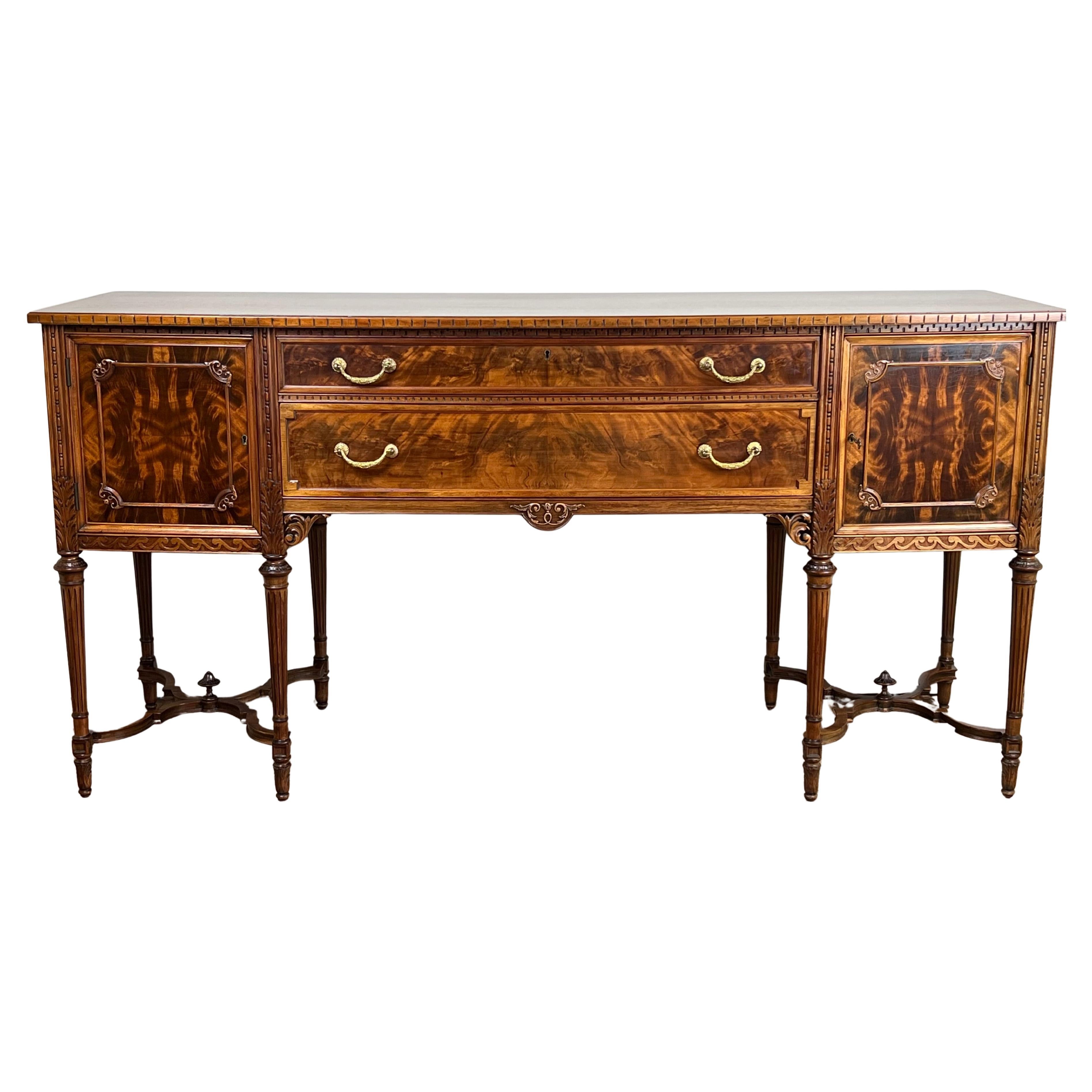 Credenza francese d'epoca in stile Luigi XV in mogano fiammato di Royal Furniture Co. in vendita