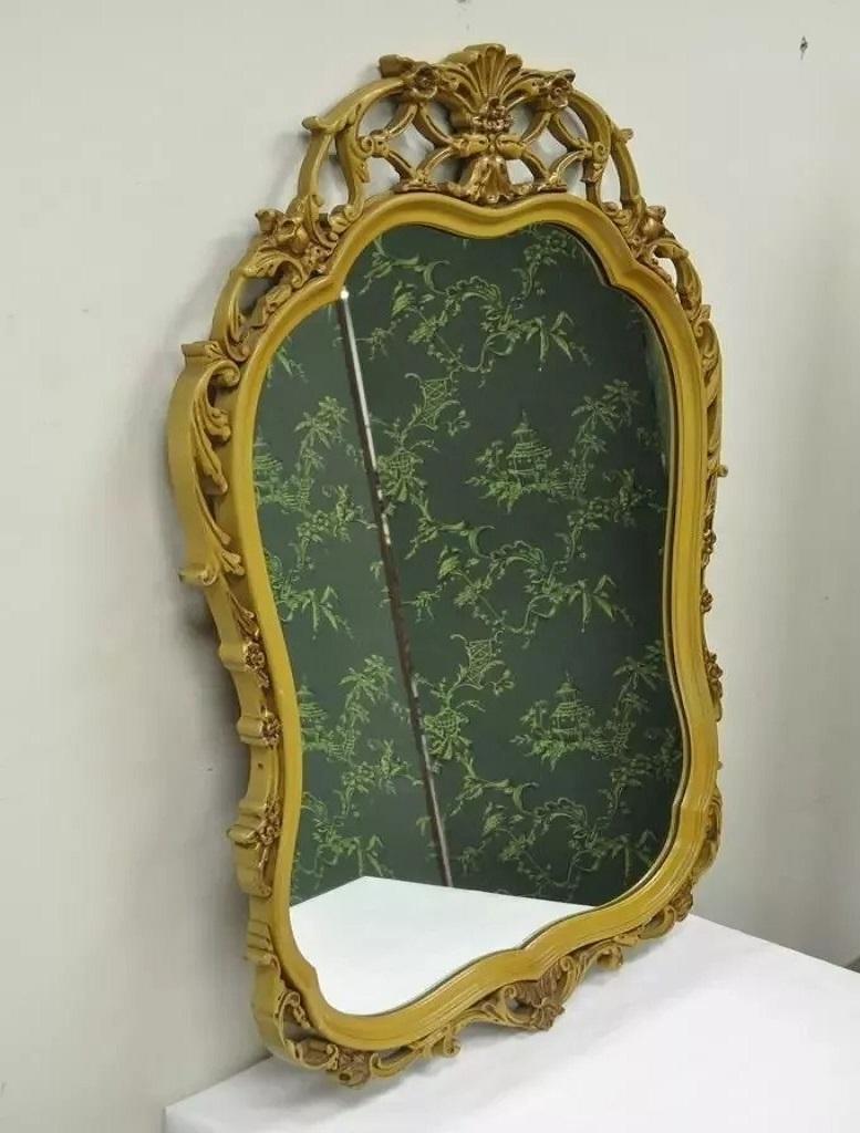 Specchio da parete vintage in stile Luigi XV con intagli floreali in legno dipinto di giallo in vendita 5