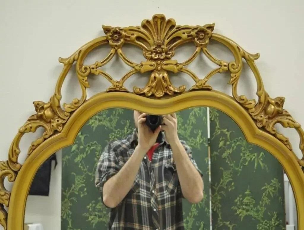 Sconosciuto Specchio da parete vintage in stile Luigi XV con intagli floreali in legno dipinto di giallo in vendita