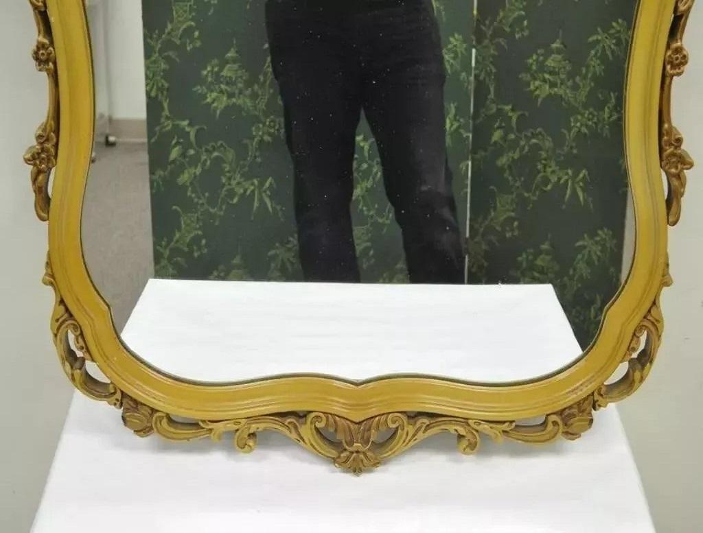 Specchio da parete vintage in stile Luigi XV con intagli floreali in legno dipinto di giallo In condizioni buone in vendita a Philadelphia, PA