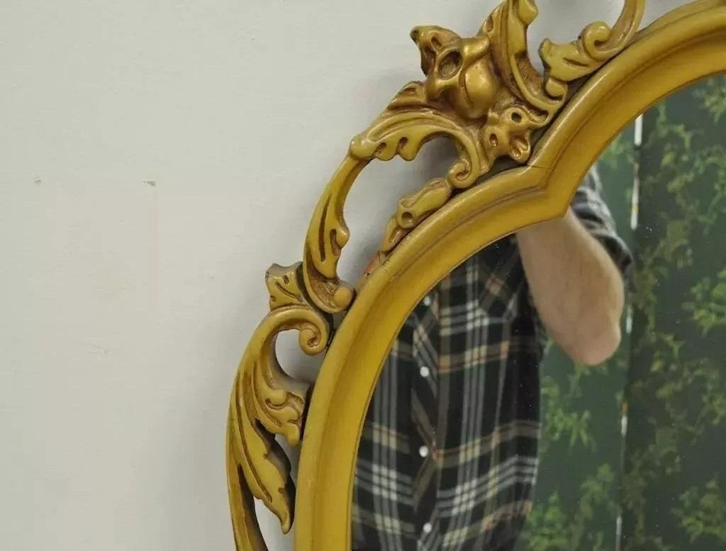 Specchio da parete vintage in stile Luigi XV con intagli floreali in legno dipinto di giallo in vendita 1