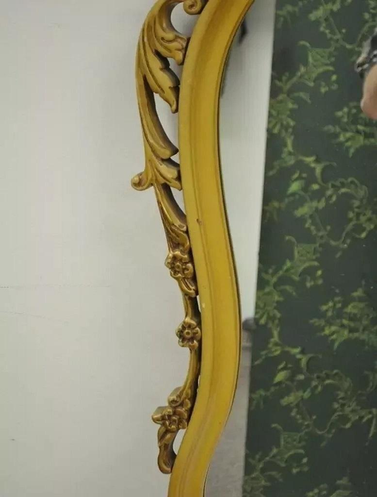 Specchio da parete vintage in stile Luigi XV con intagli floreali in legno dipinto di giallo in vendita 2