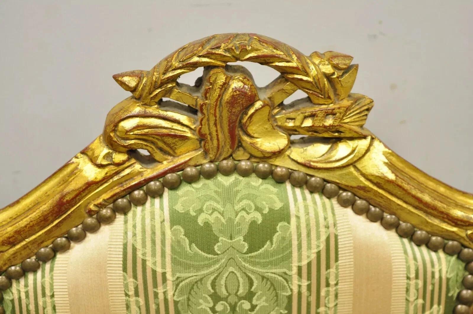 Vintage francese in stile Luigi XV con sedie da boudoir intagliate in legno dorato - una coppia in vendita 4