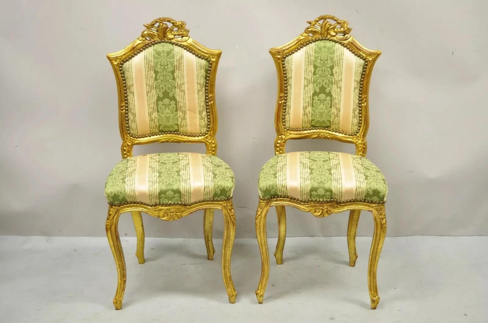 Vintage francese in stile Luigi XV, sedie da boudoir intagliate in legno dorato - una coppia. L'articolo presenta una finitura dorata, cornici in legno massiccio, dettagli ben intagliati, gambe a cabriola, grande stile e forma. Un bel formato