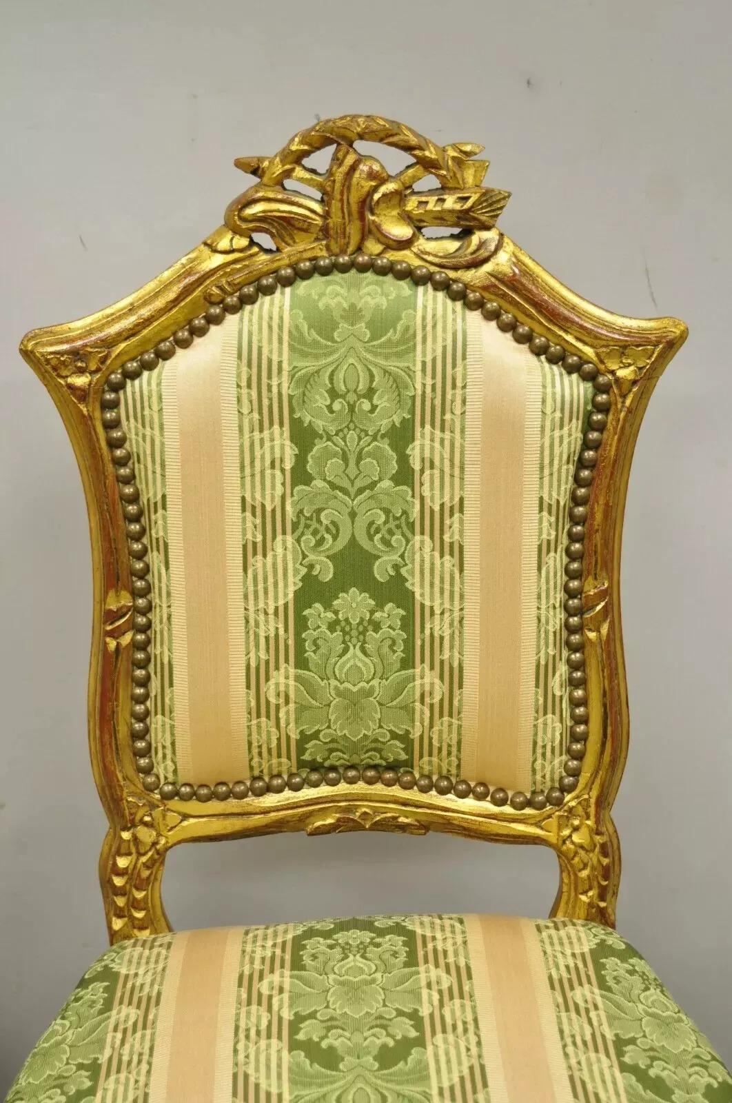 Sconosciuto Vintage francese in stile Luigi XV con sedie da boudoir intagliate in legno dorato - una coppia in vendita