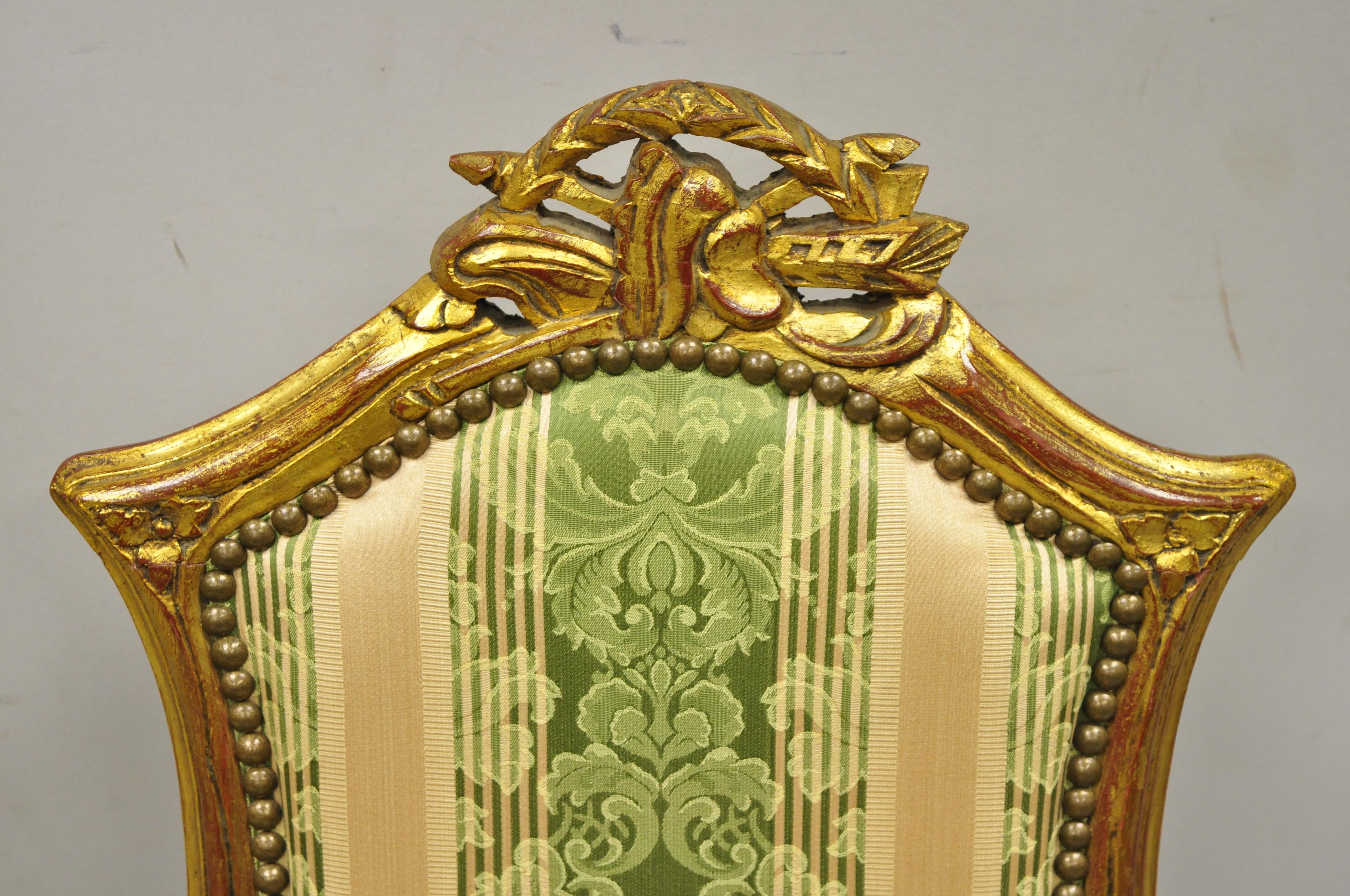 Vintage Französisch Louis XV Stil Gold Giltwood geschnitzt Boudoir Beistelltische, ein Paar (Spanisch) im Angebot