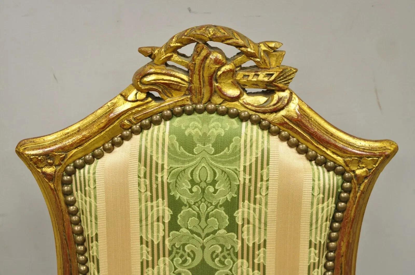 Vintage francese in stile Luigi XV con sedie da boudoir intagliate in legno dorato - una coppia In condizioni buone in vendita a Philadelphia, PA